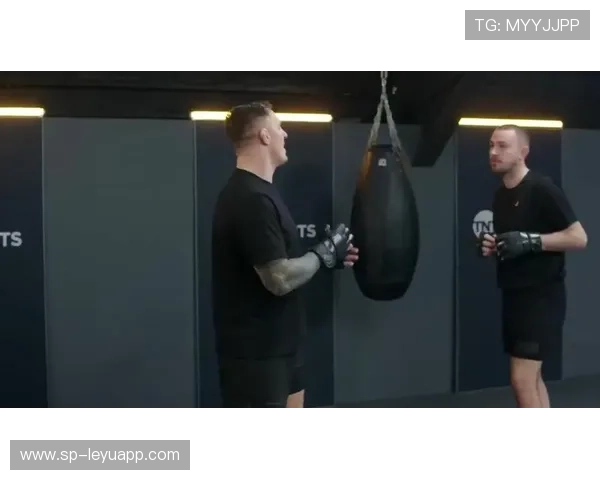 UFC肘击破防,鲜血瞬间喷溅