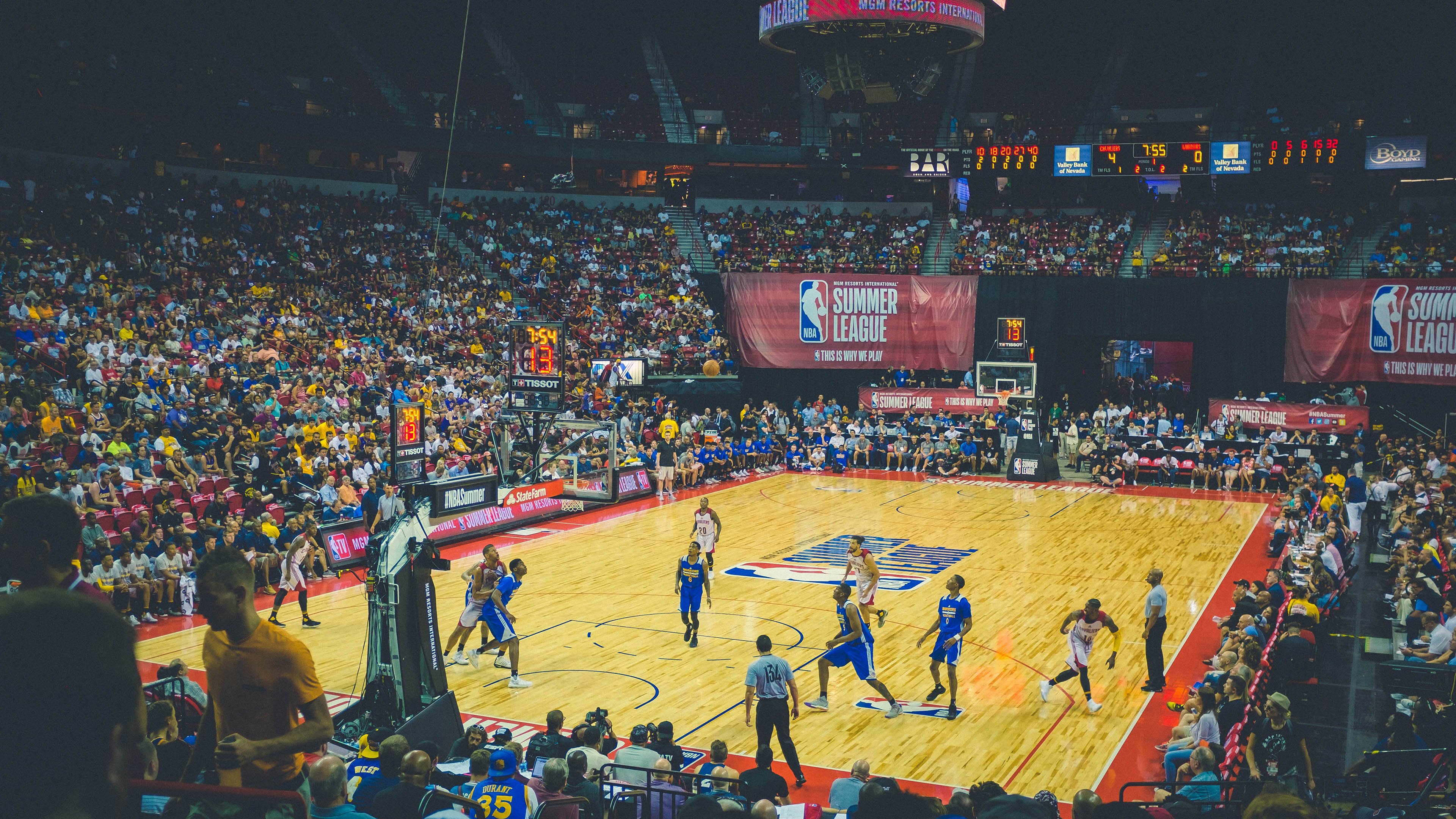 马刺全队观摩女子篮球比赛表示敬意，马刺美女球迷看台跳舞